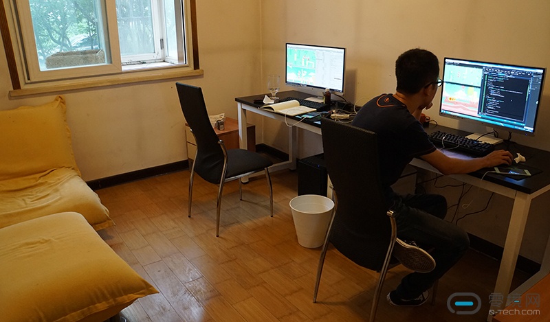 办公室里摆着床,这几乎已经成为了创业团队的标配。(其实我们自己也如此)