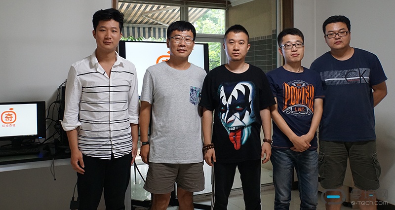 郝琦(左二)和幻视奇橙的部分团队成员(还有一位来拜访的朋友)