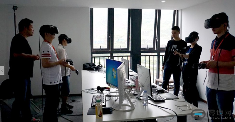 一套Vive定位系统,就能让4个或6个用户使用Vive头显和手柄进行2V2或3V3对战。
