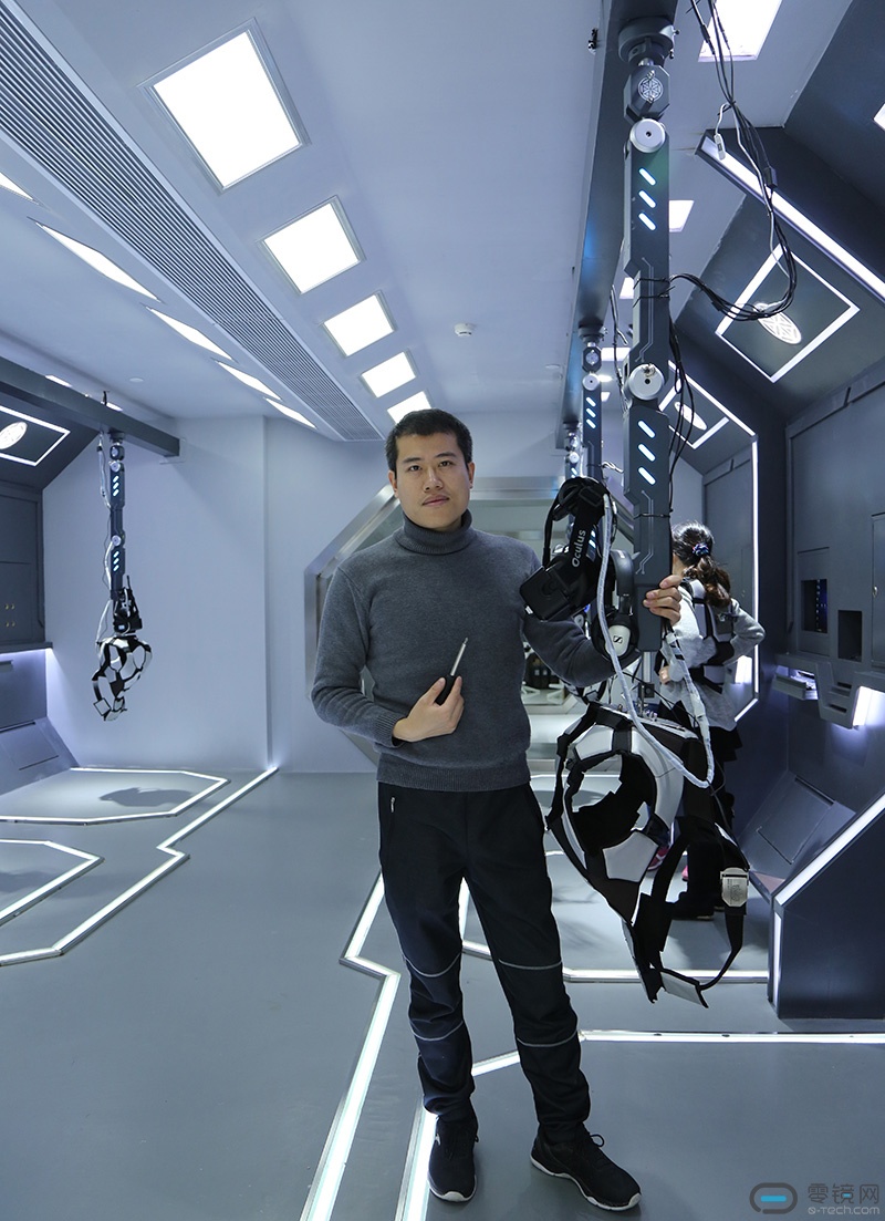 梦神科技 CEO 冯博，VR行业践行者，“梦语者”VR体验店品牌创始人，曾做过10余年电影特效，后亲自研发、设计、制造出人机互动VR体验舱。