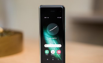 解析首款量产折叠屏Galaxy Fold 完成度很高 除了折痕